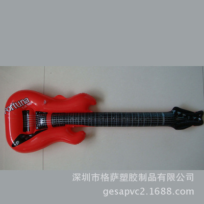 PVC黑键上的童心 探访仿真吉他玩具的魅力